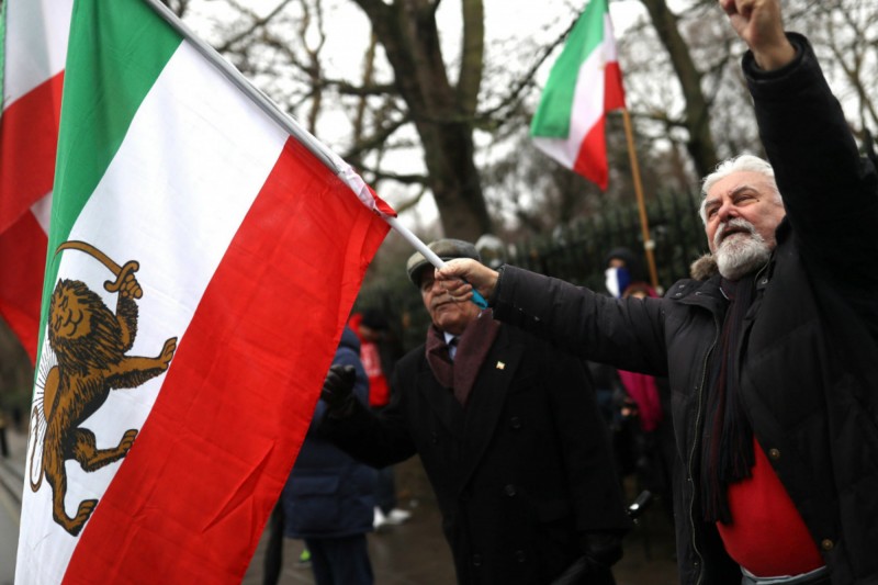 Problem sa demonstracijama je da one u startu ništa ne kažu o njihovom budućem razvoju. Iranski lideri moraće da shvate da indoktrinirana nacija može da se uruši pod težinom sopstvenih političkih ili ekonomskih dogmi koje su u sve većem raskoraku sa rastućim očekivanjima javnosti . Posle masovnih nemira, pitanje je da li i Hamnei i Rohani imaju bilo kakvav drugi izbor sem reformi